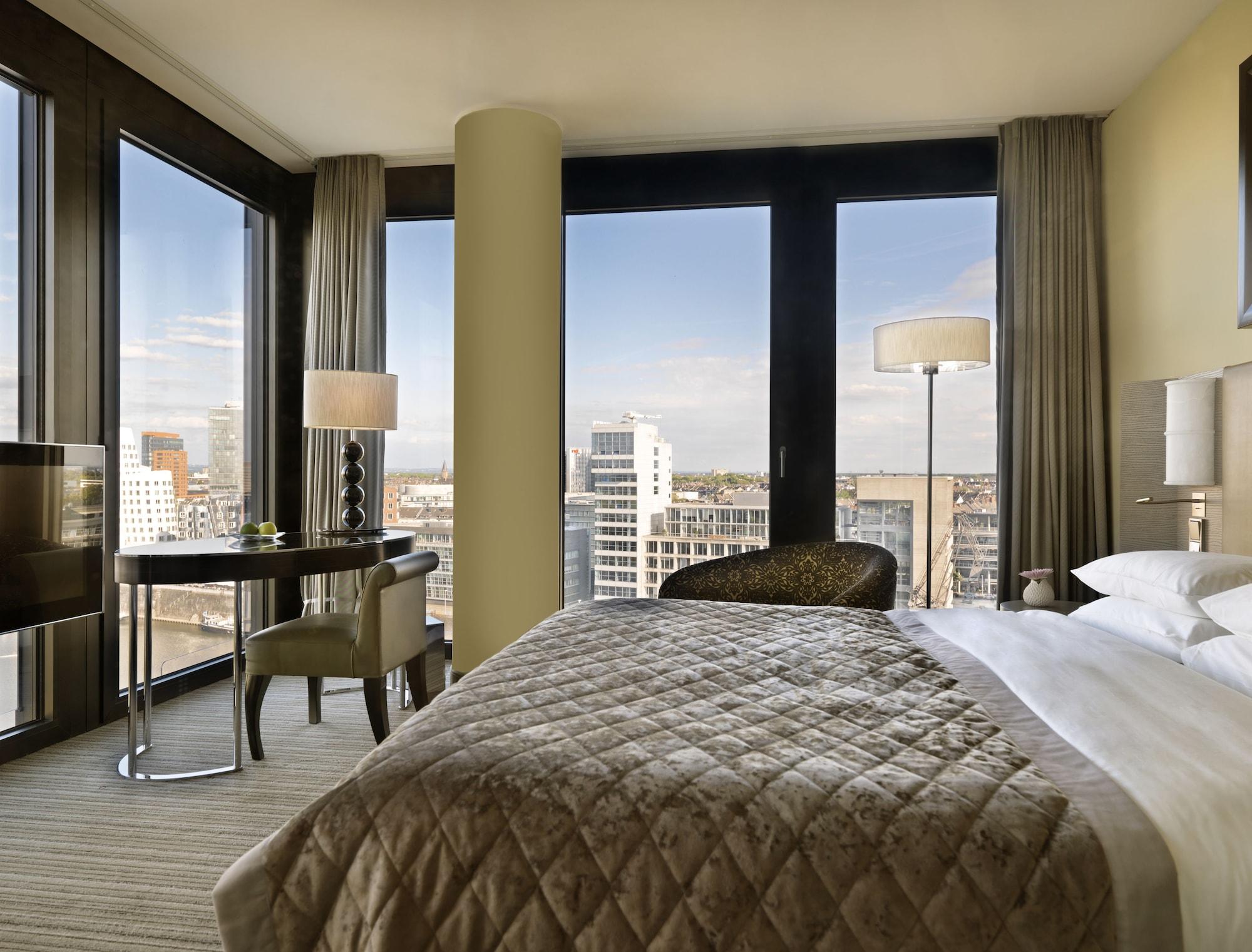 Hyatt Regency Dusseldorf Hotel Bagian luar foto A bedroom at the Mandarin Oriental, Munich