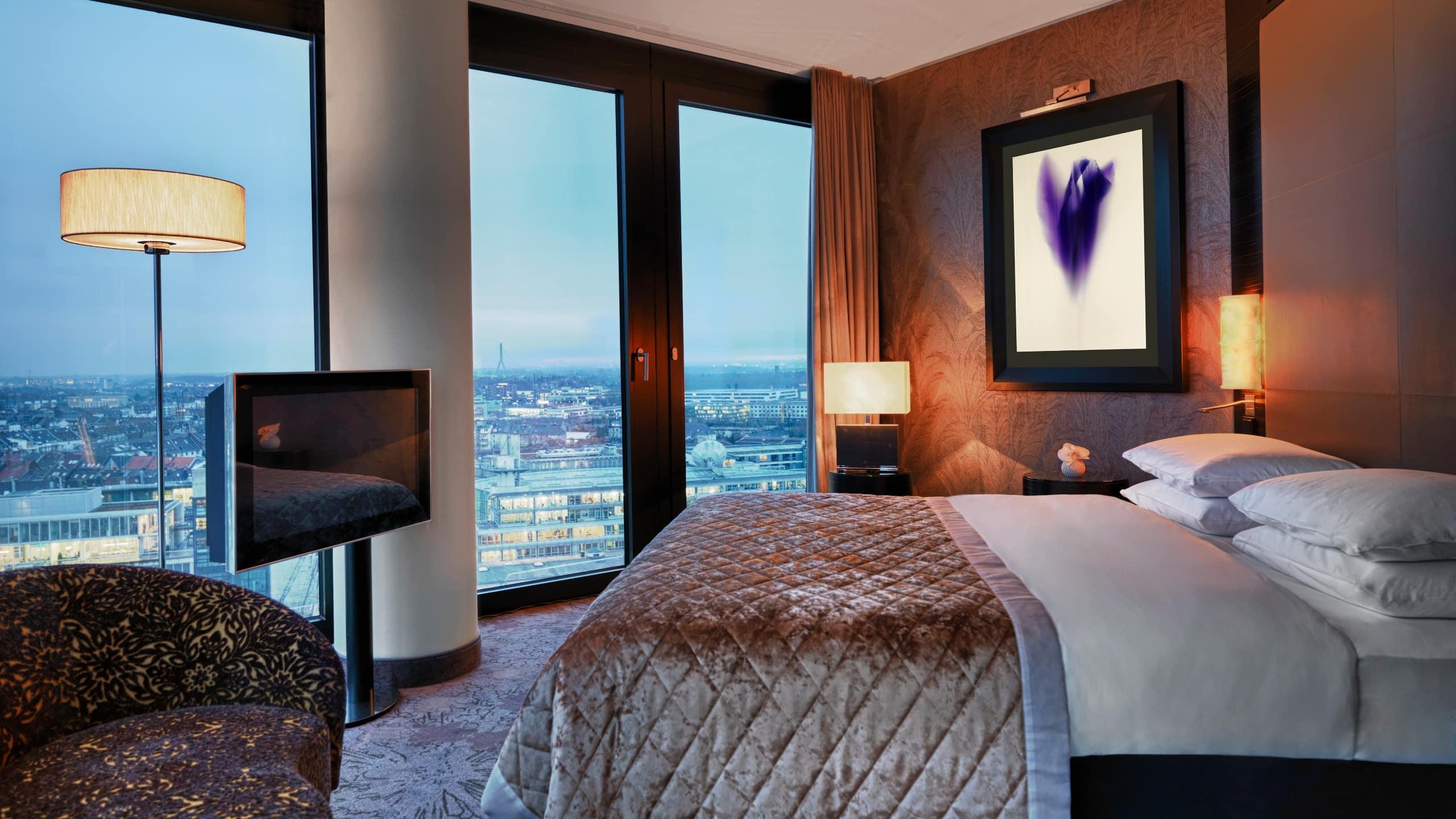 Hyatt Regency Dusseldorf Hotel Bagian luar foto A bedroom at the Mandarin Oriental, Munich