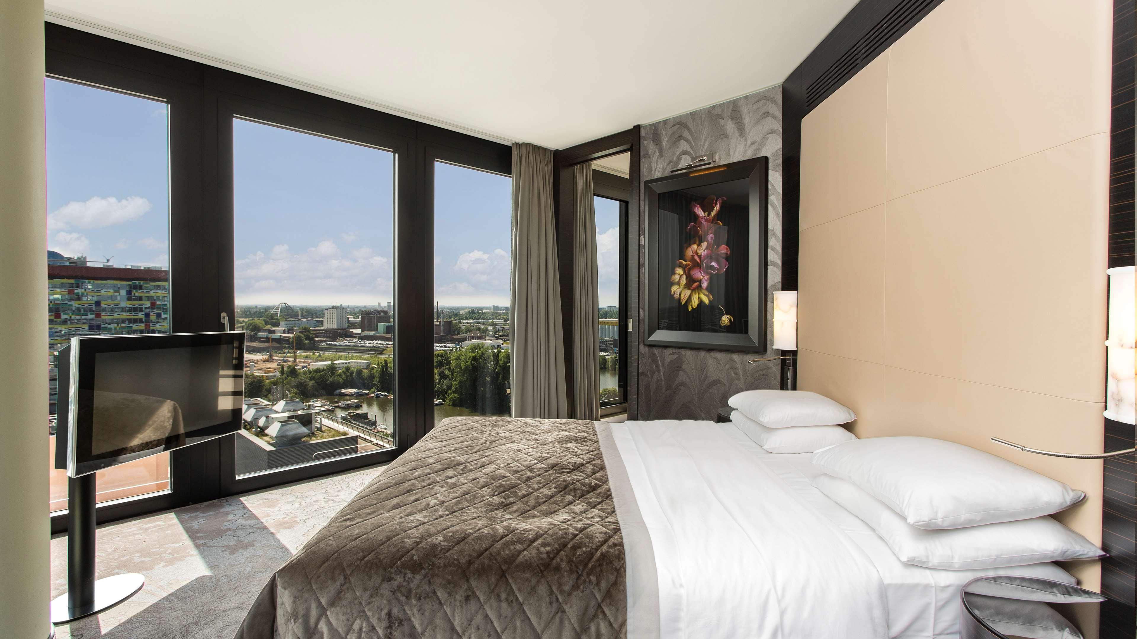 Hyatt Regency Dusseldorf Hotel Bagian luar foto A bedroom at the hotel