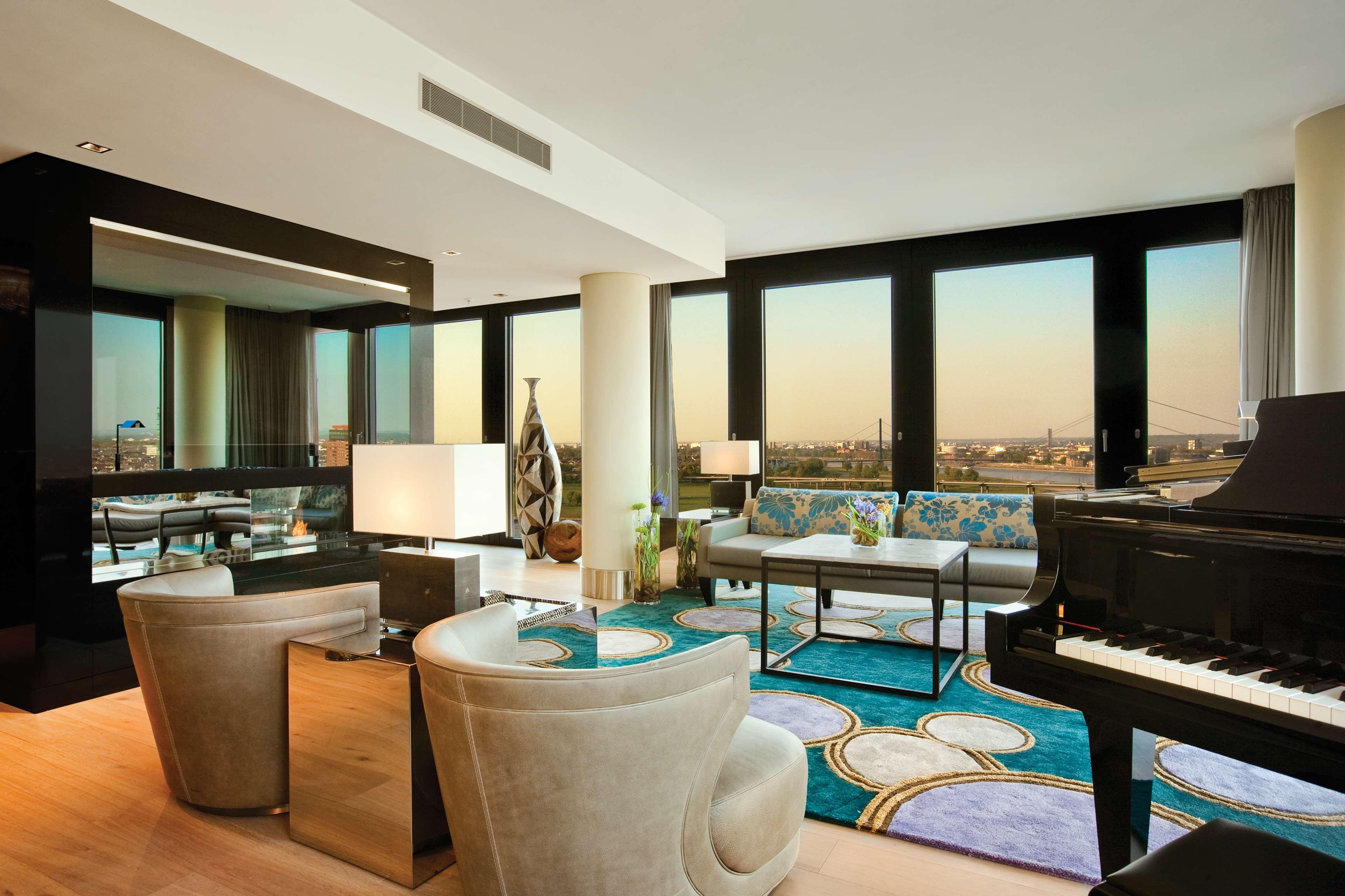 Hyatt Regency Dusseldorf Hotel Bagian luar foto A living room at the Ritz-Carlton, Dubai