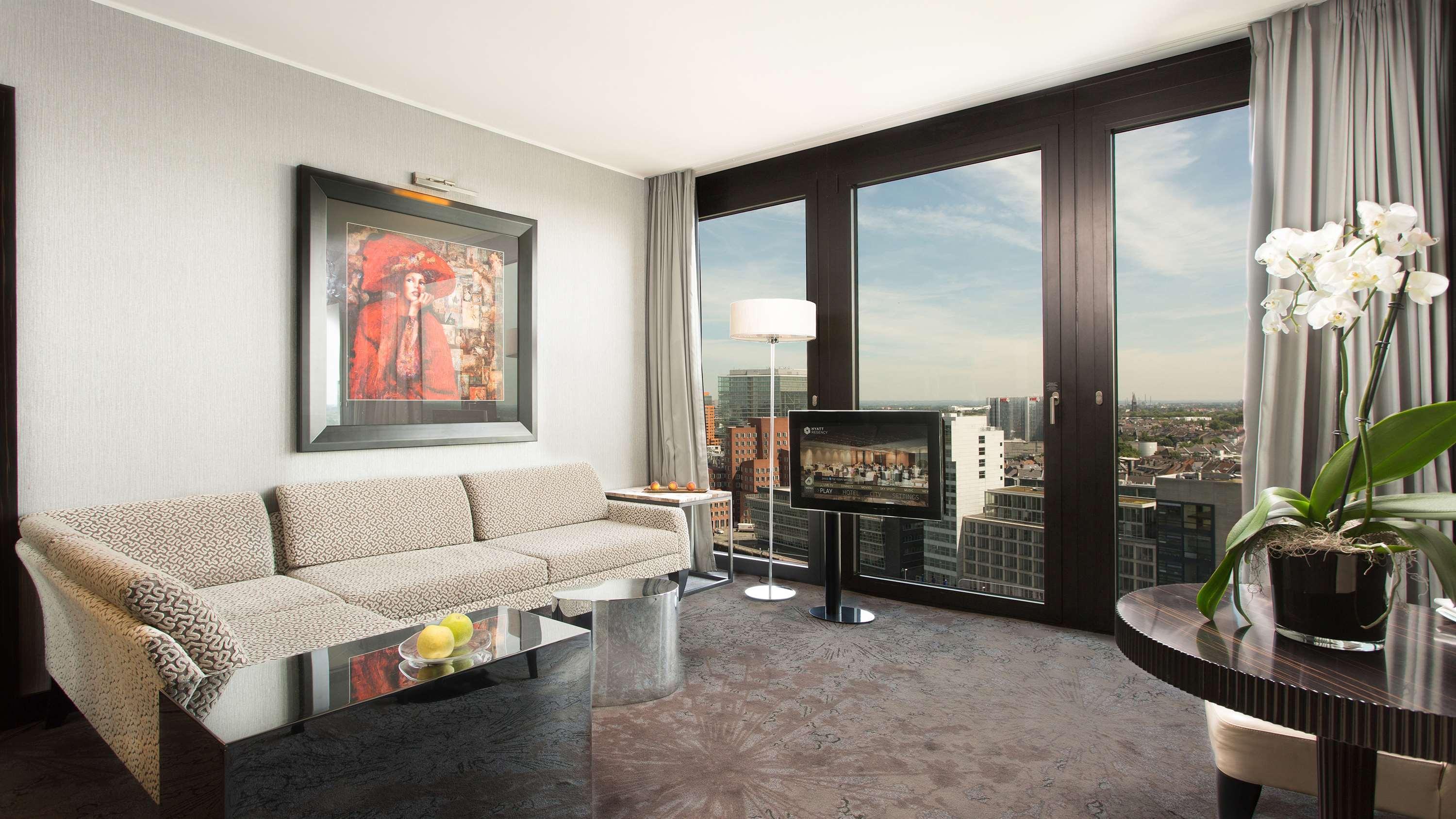 Hyatt Regency Dusseldorf Hotel Bagian luar foto The interior of a typical apartment