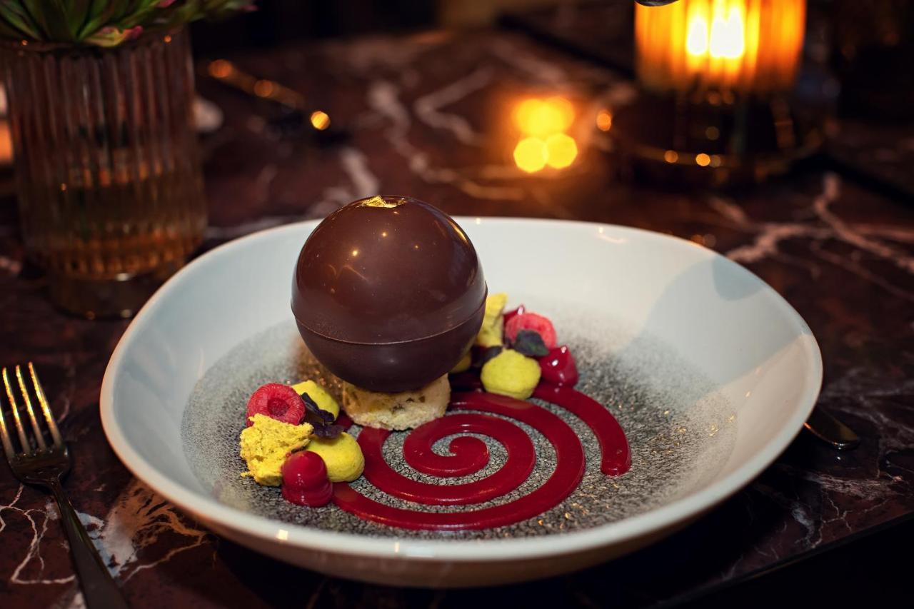 Hyatt Regency Dusseldorf Hotel Bagian luar foto A chocolate bombe