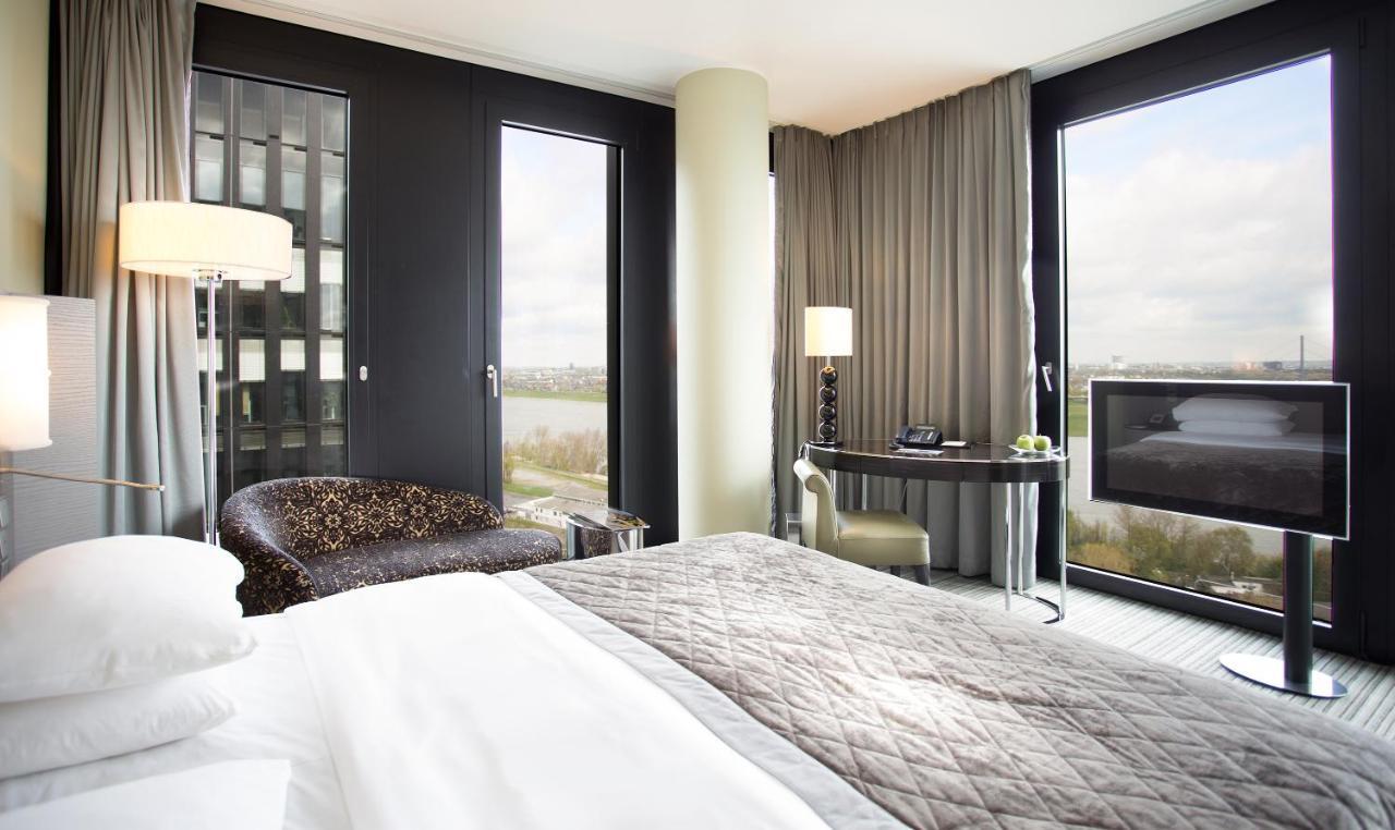 Hyatt Regency Dusseldorf Hotel Bagian luar foto A room at the hotel