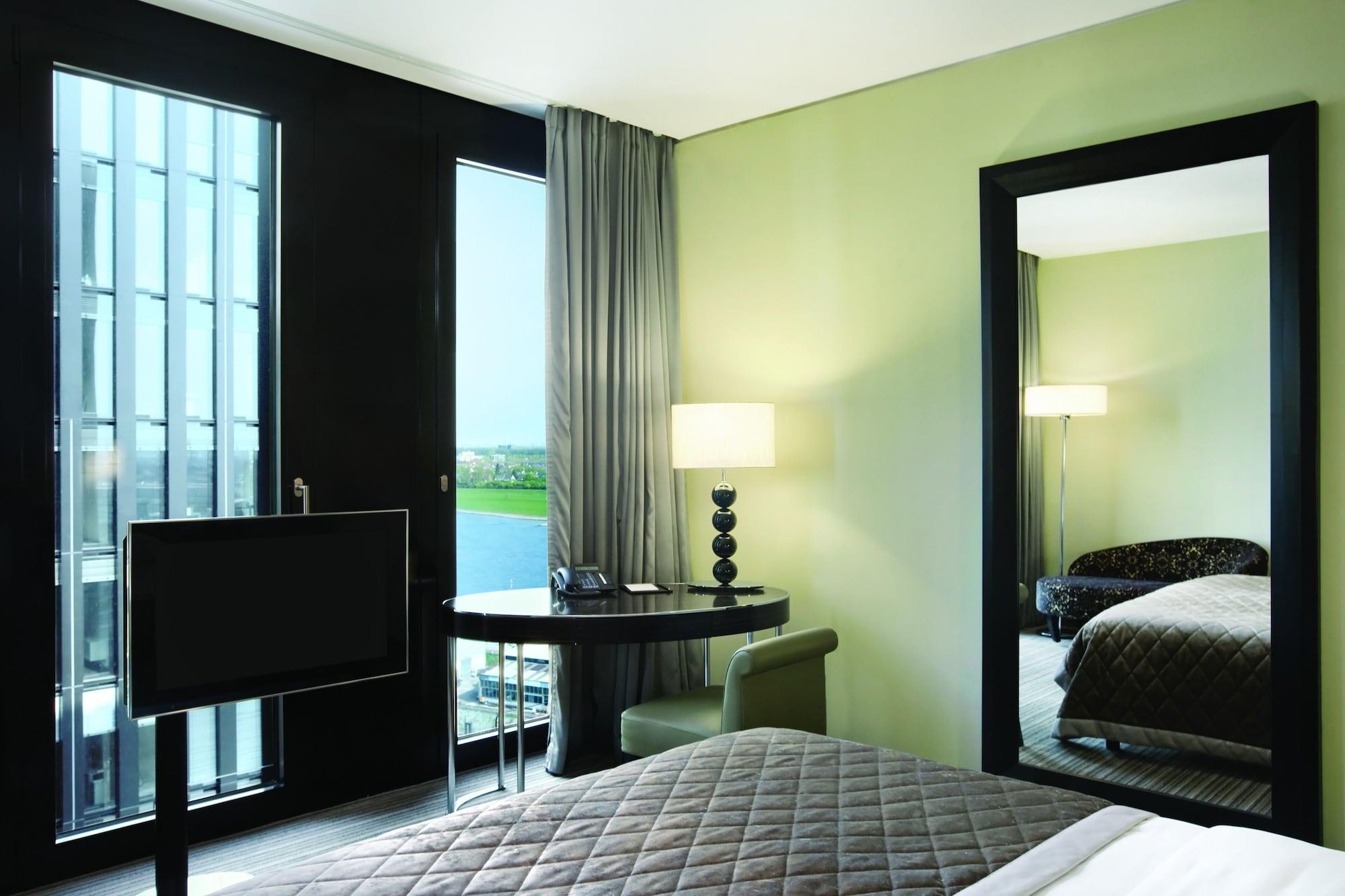 Hyatt Regency Dusseldorf Hotel Bagian luar foto A room at the hotel